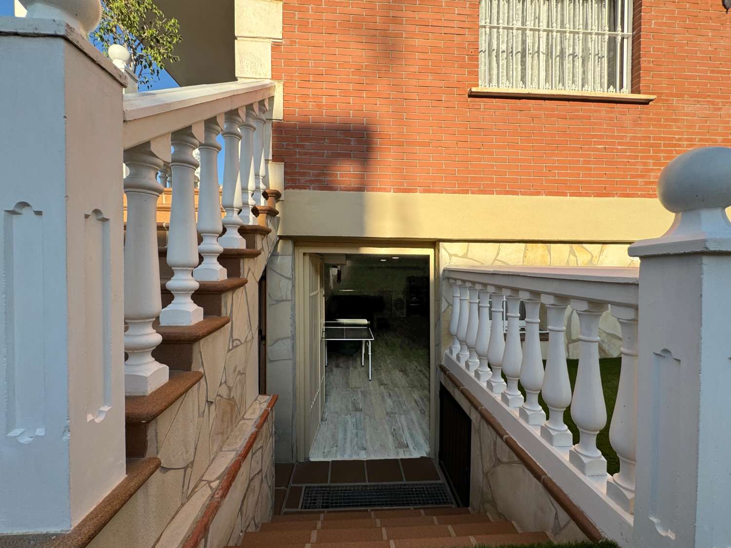 Chalet pareado con piscina privada climatizada y excelente semisótano. Alhaurín de la Torre