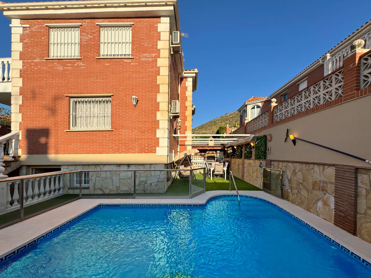 Chalet pareado con piscina privada climatizada y excelente semisótano. Alhaurín de la Torre