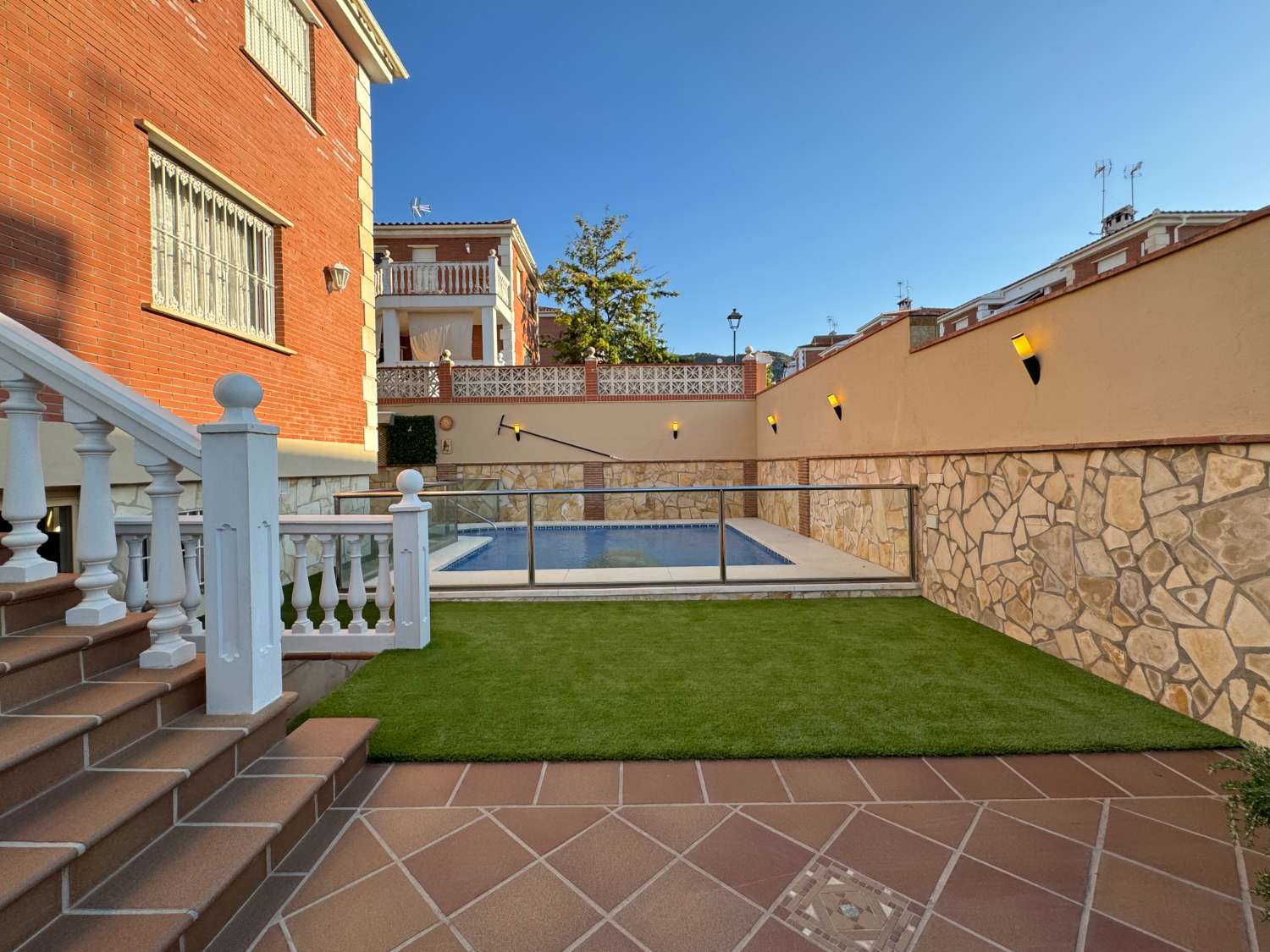 Chalet pareado con piscina privada climatizada y excelente semisótano. Alhaurín de la Torre