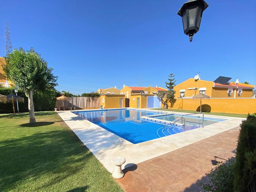 Chalet pareado en urbanización con piscina y jardines en el centro de Alhaurín de la Torre