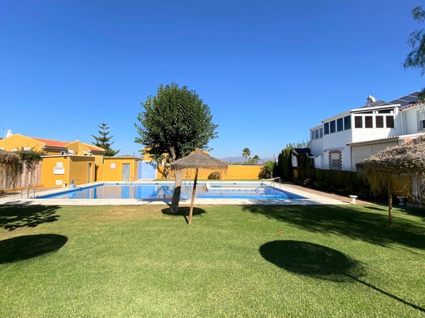 Chalet pareado en urbanización con piscina y jardines en el centro de Alhaurín de la Torre