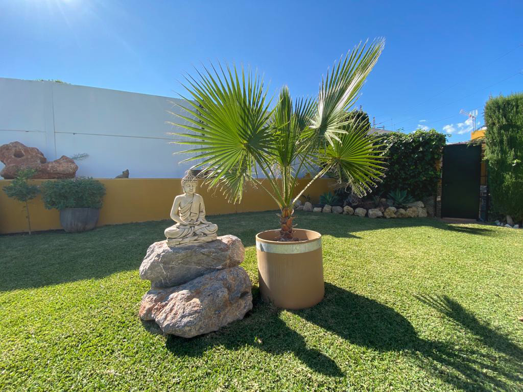 Chalet pareado en urbanización con piscina y jardines en el centro de Alhaurín de la Torre