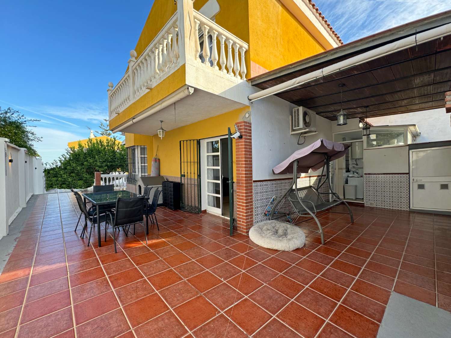 Chalet pareado en urbanización con piscina y jardines en el centro de Alhaurín de la Torre