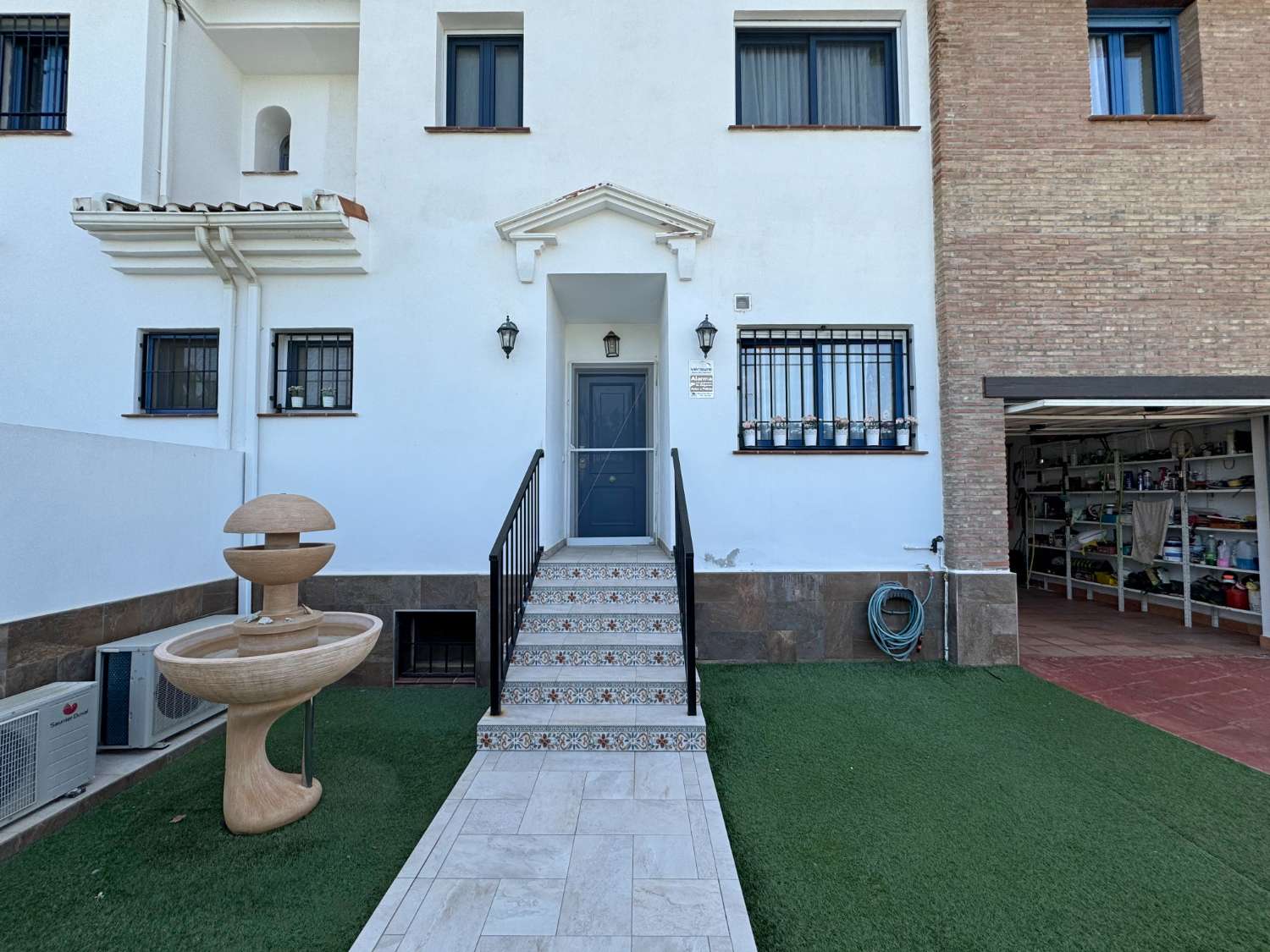 Chalet pareado reformado con gran semisótano y piscina comunitaria en Urb. Taralpe