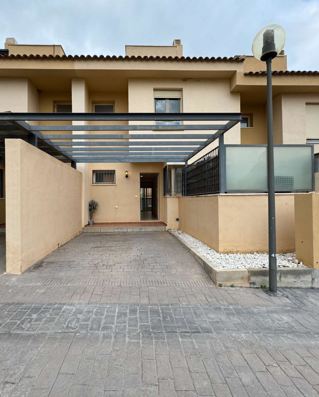 Chalet adosado con gran terraza, piscina comunitaria y pádel, en urbanización Taralpe.