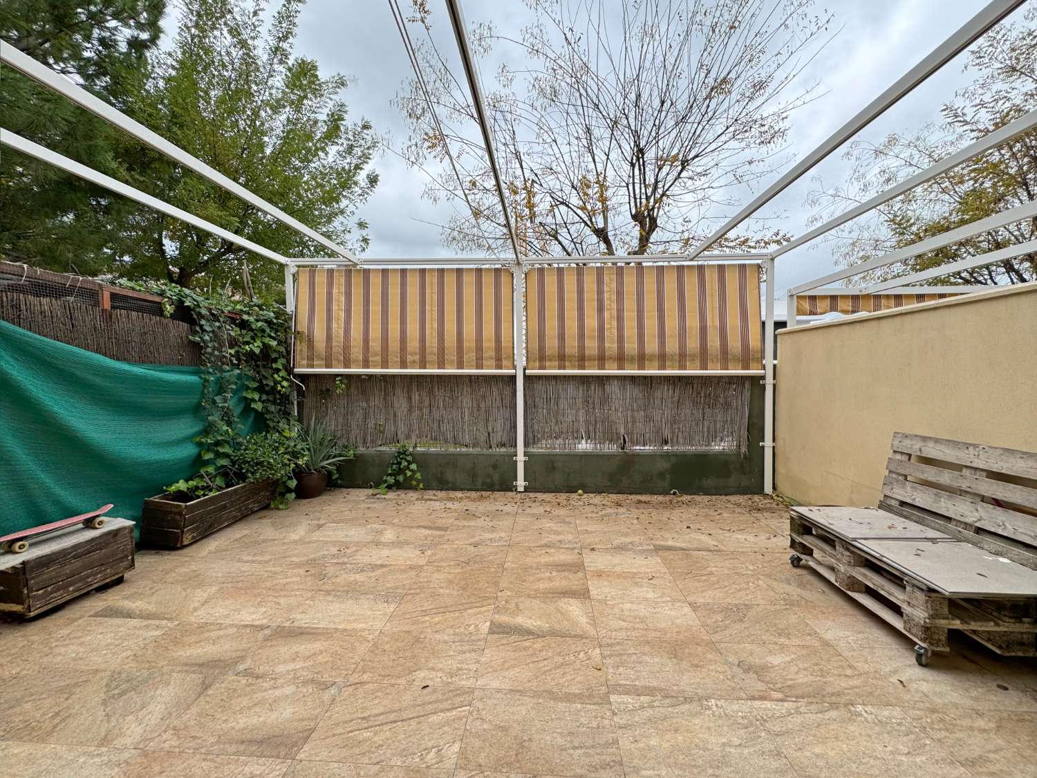 Chalet adosado con gran terraza, piscina comunitaria y pádel, en urbanización Taralpe.