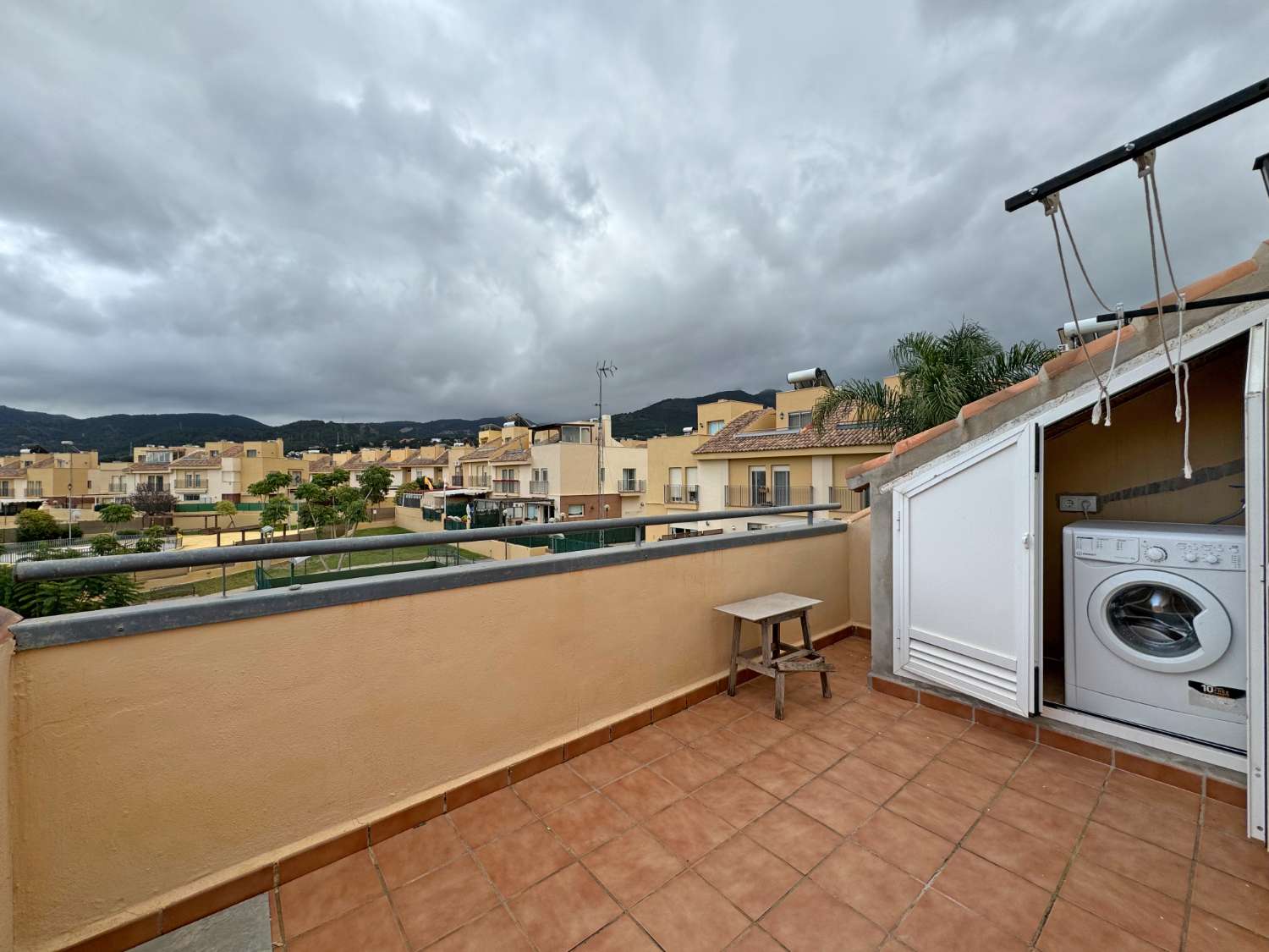 Chalet adosado con gran terraza, piscina comunitaria y pádel, en urbanización Taralpe.