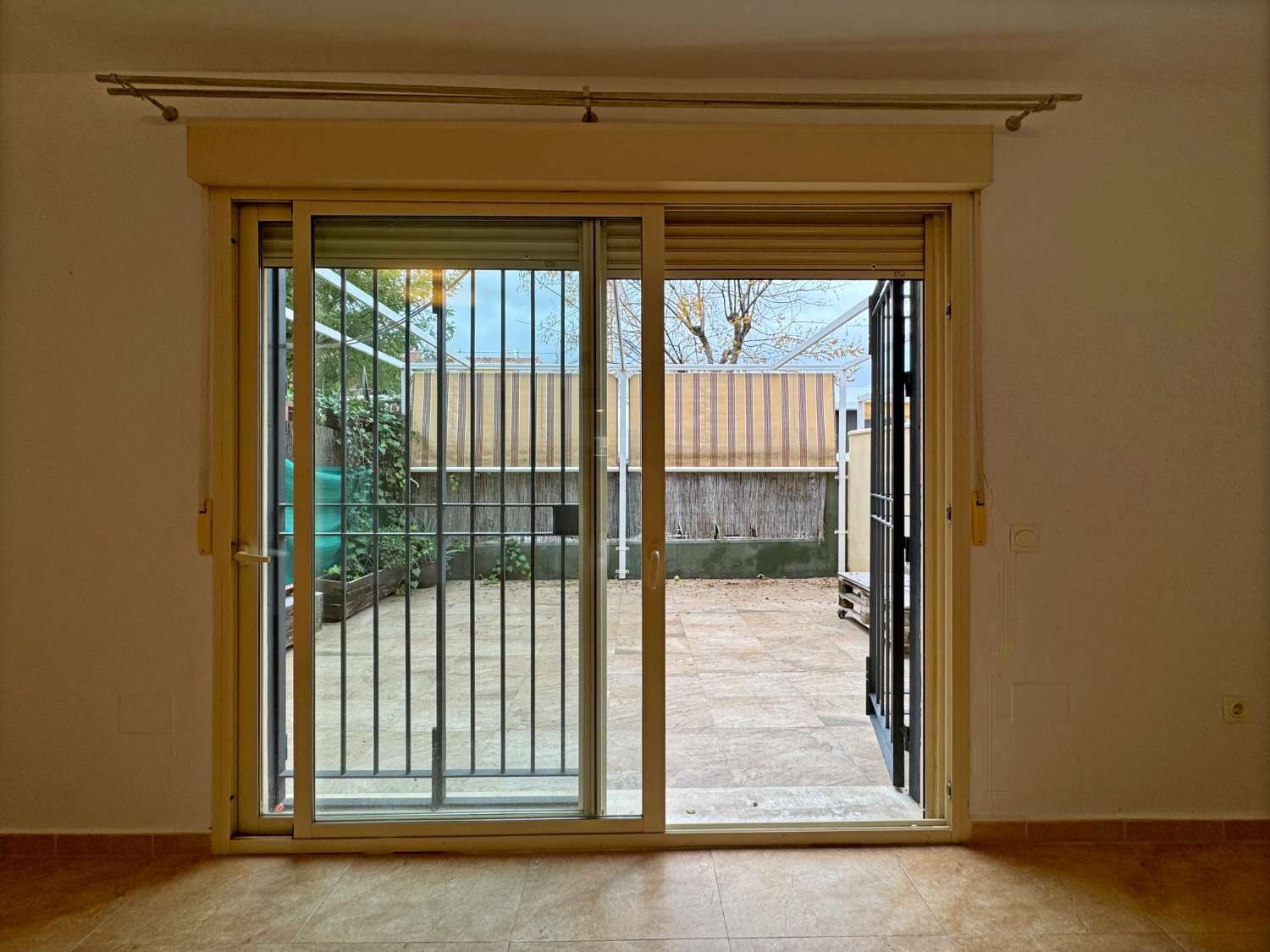 Chalet adosado con gran terraza, piscina comunitaria y pádel, en urbanización Taralpe.