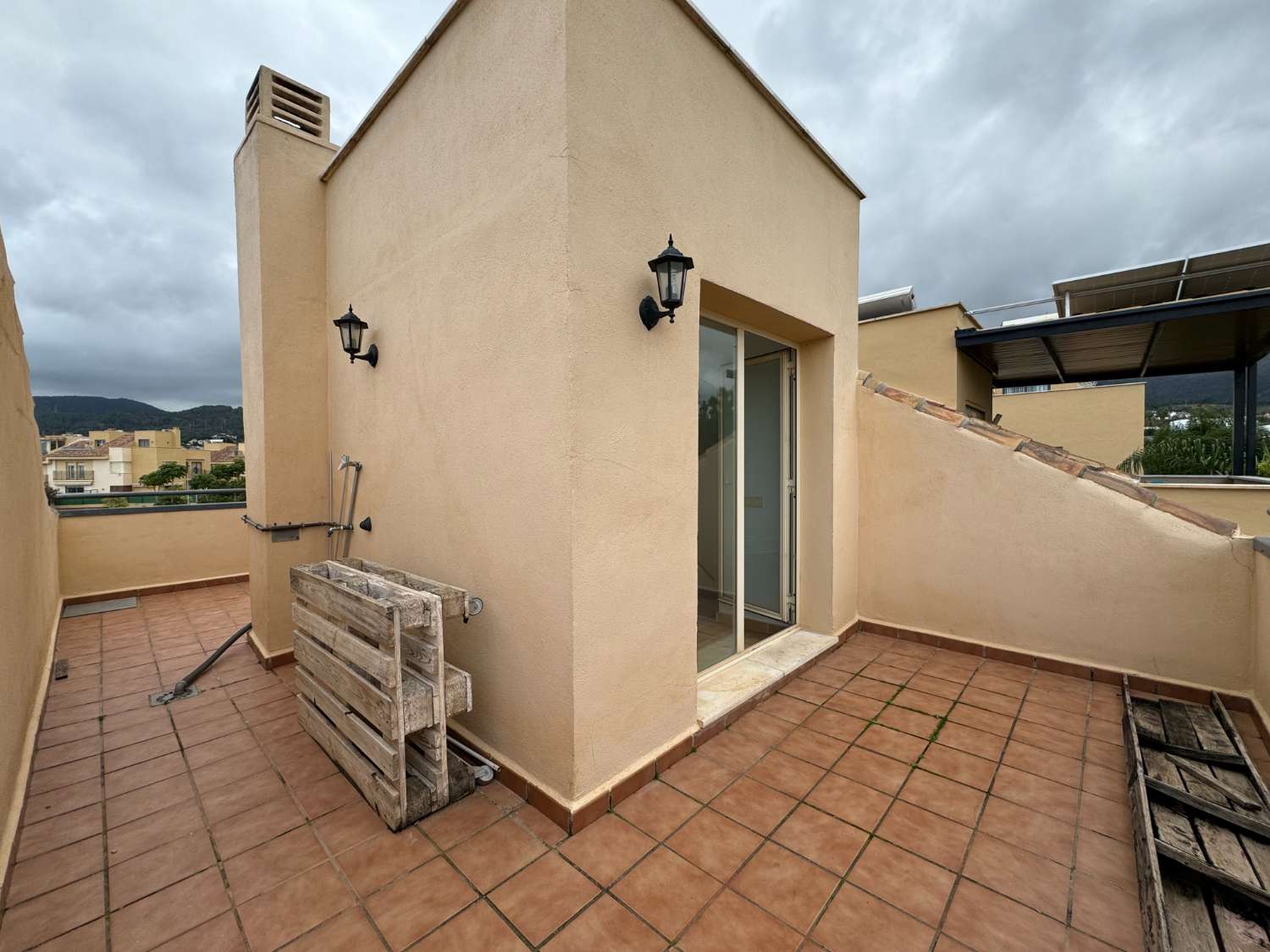 Chalet adosado con gran terraza, piscina comunitaria y pádel, en urbanización Taralpe.