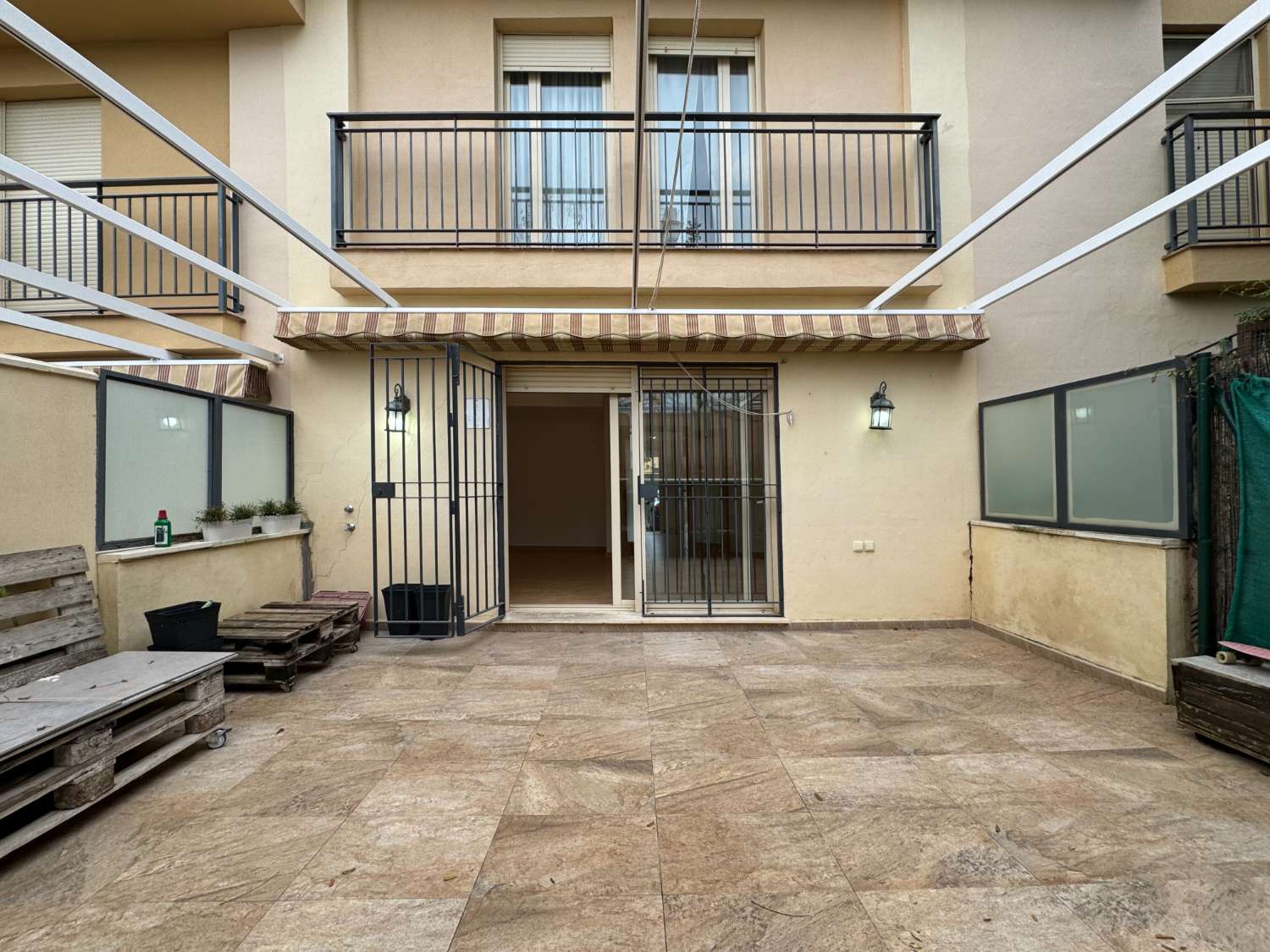 Chalet adosado con gran terraza, piscina comunitaria y pádel, en urbanización Taralpe.