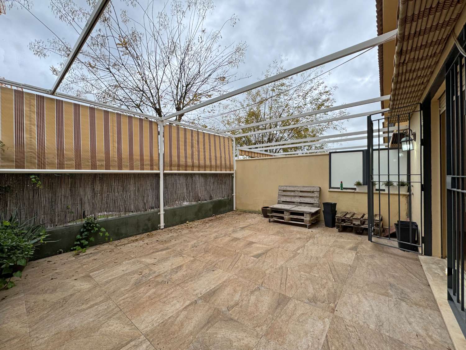 Chalet adosado con gran terraza, piscina comunitaria y pádel, en urbanización Taralpe.