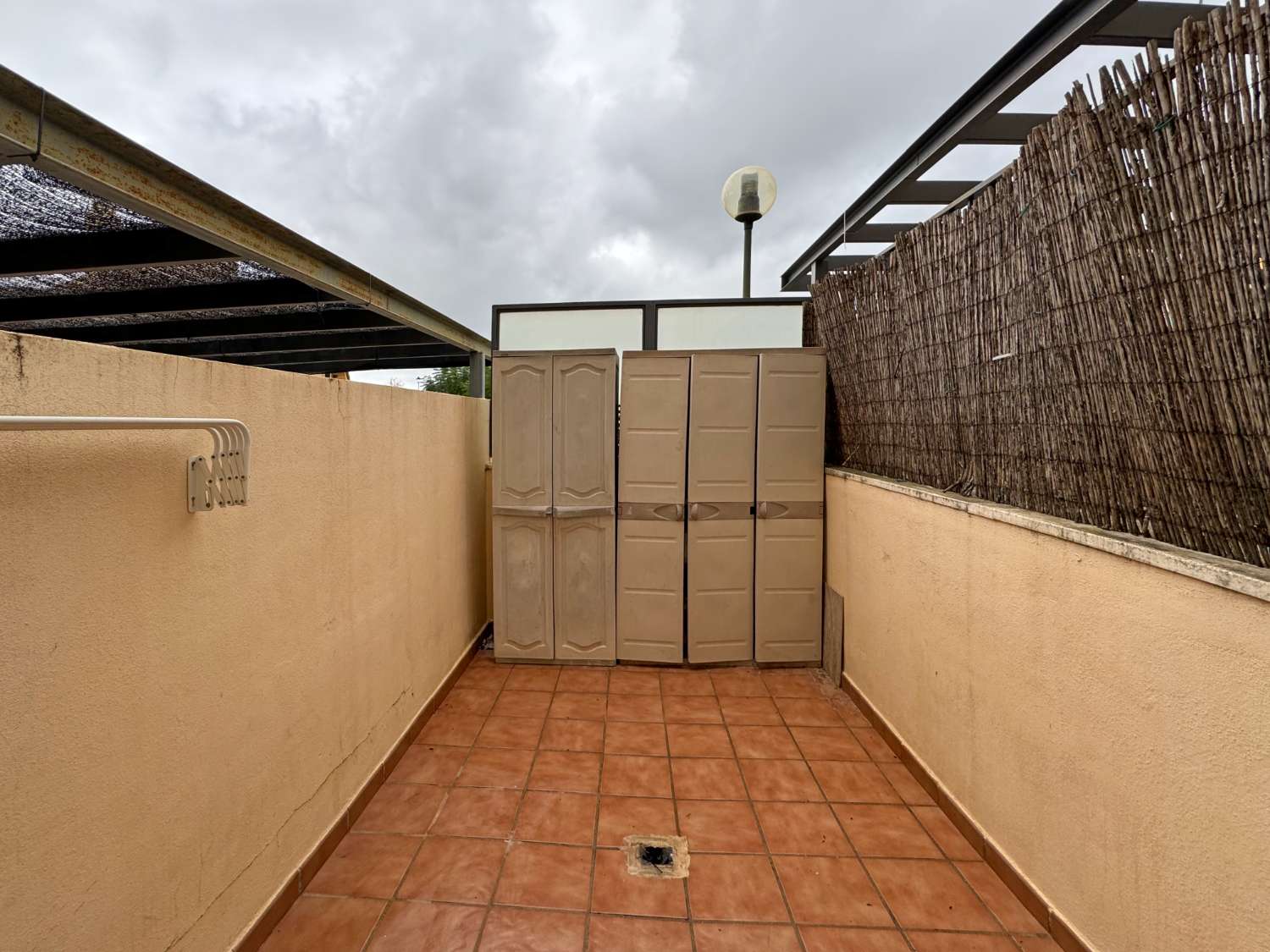 Chalet adosado con gran terraza, piscina comunitaria y pádel, en urbanización Taralpe.