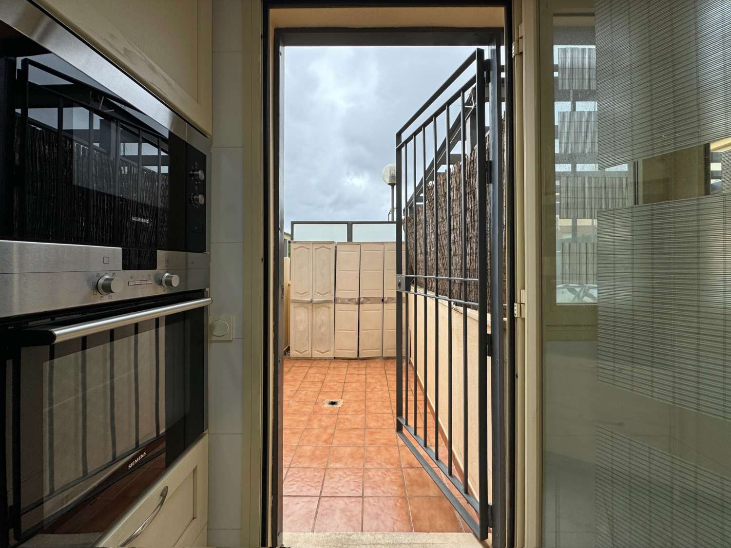 Chalet adosado con gran terraza, piscina comunitaria y pádel, en urbanización Taralpe.